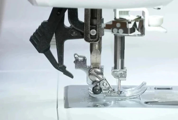 Necchi C2000 built-in dual feed system